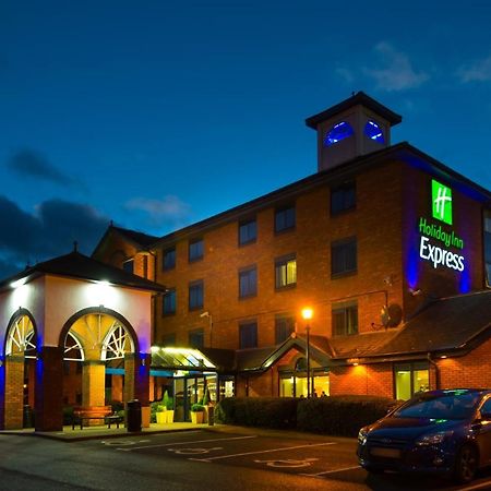 Holiday Inn Express Stafford, An Ihg Hotel Exterior photo