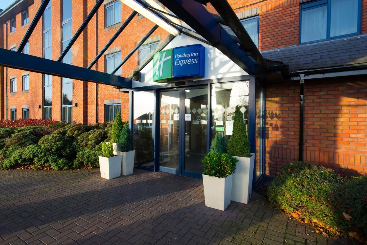 Holiday Inn Express Stafford, An Ihg Hotel Exterior photo