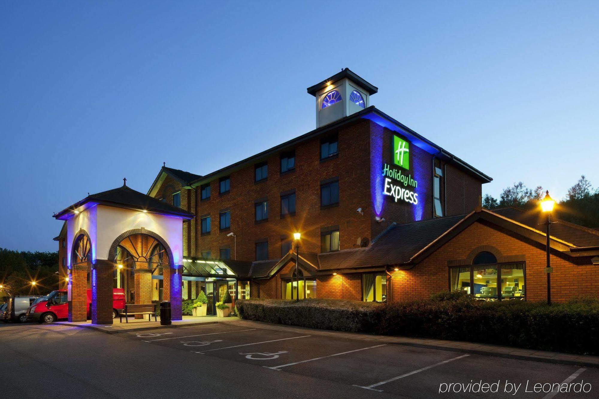 Holiday Inn Express Stafford, An Ihg Hotel Exterior photo