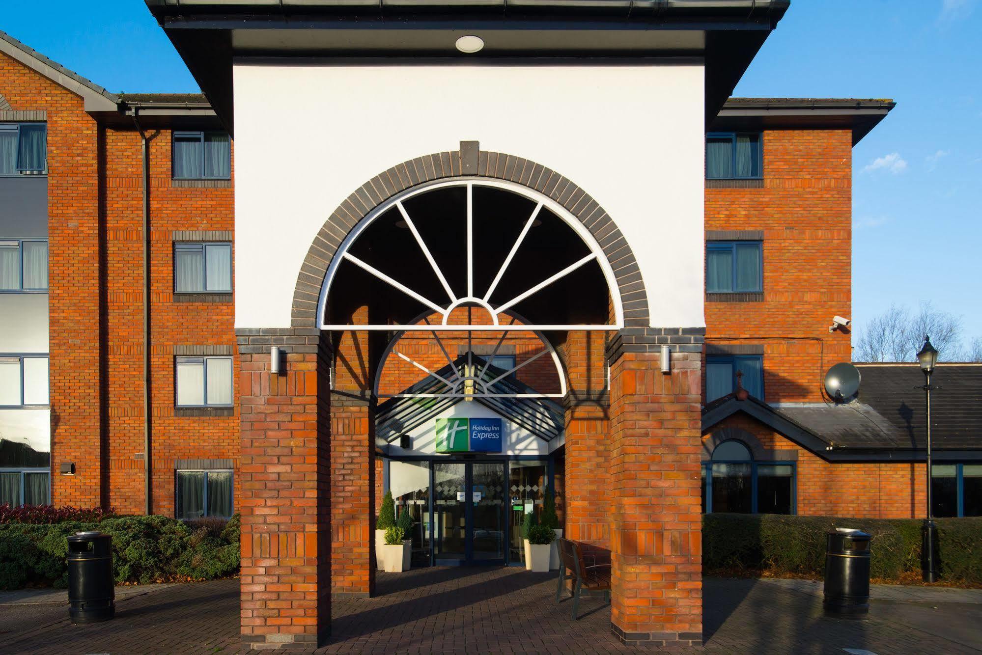 Holiday Inn Express Stafford, An Ihg Hotel Exterior photo